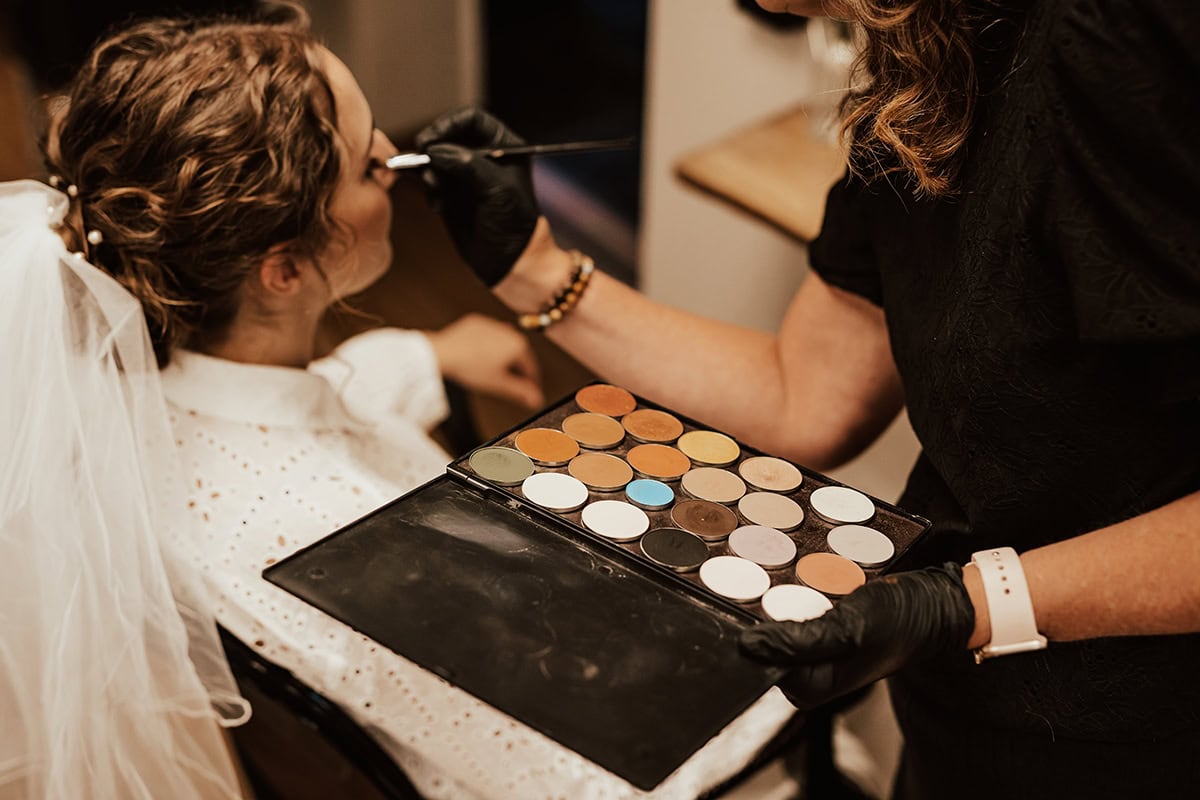 Makeup artist sminkar brud på Salong Chess i Halmstad.