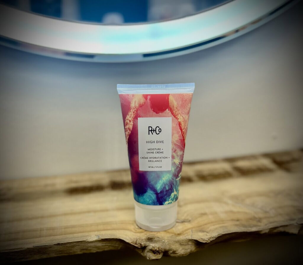 Färglad tub med R+Co fuktkräm.